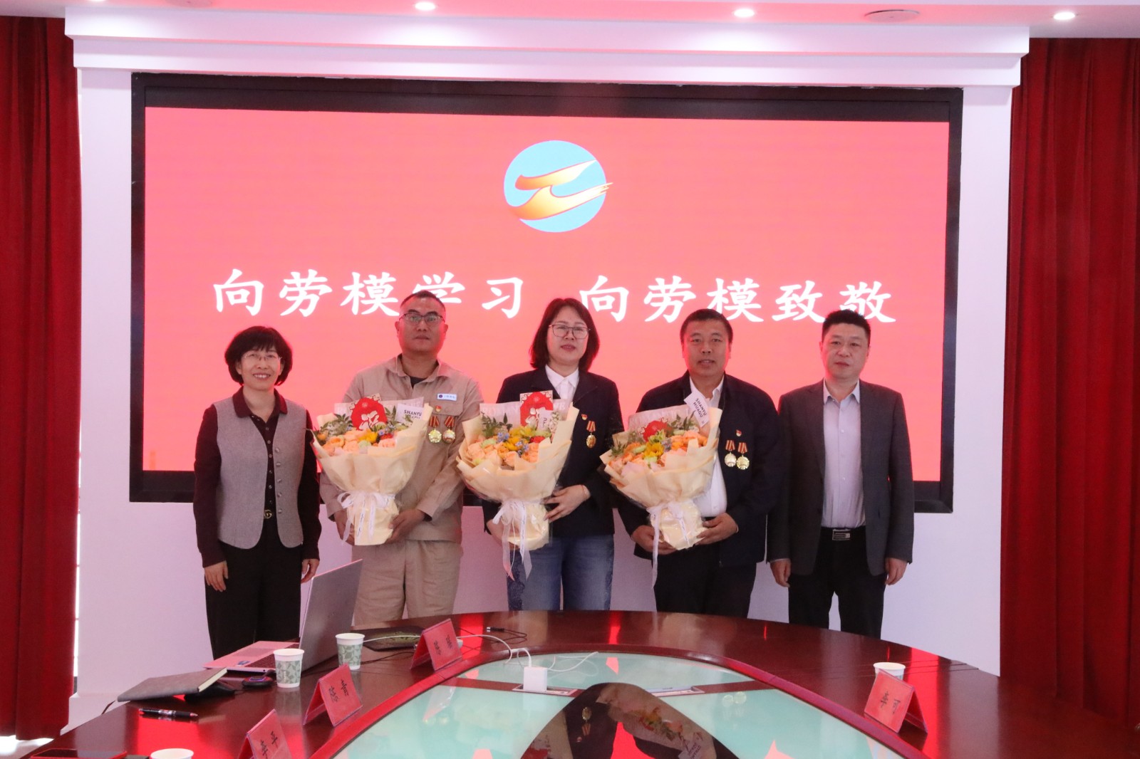 1777364534263 勞模慰問(wèn)